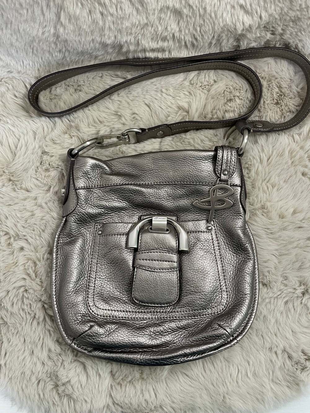B. Makowsky Metallic Silver Pebbled Leather Buckle Front Crossbody Bag